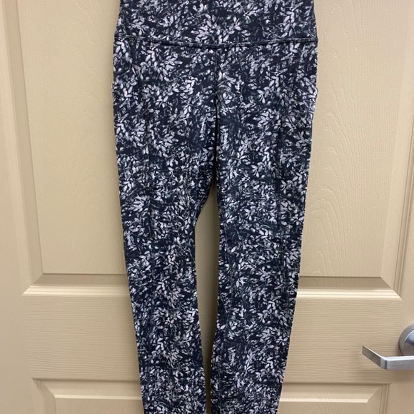 lululemon Align Leggings 25" with Pockets, Size 4 Black Floral, NWOT - Picture 2 of 3